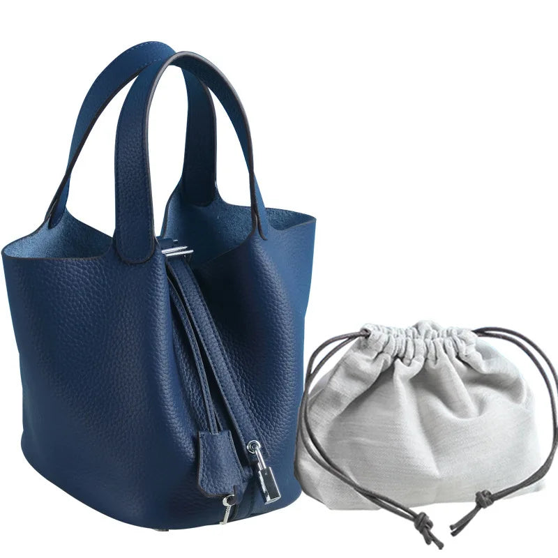 Marineblaues Leder-Bucket-Bag mit Reißverschluss und Schnurtasche.