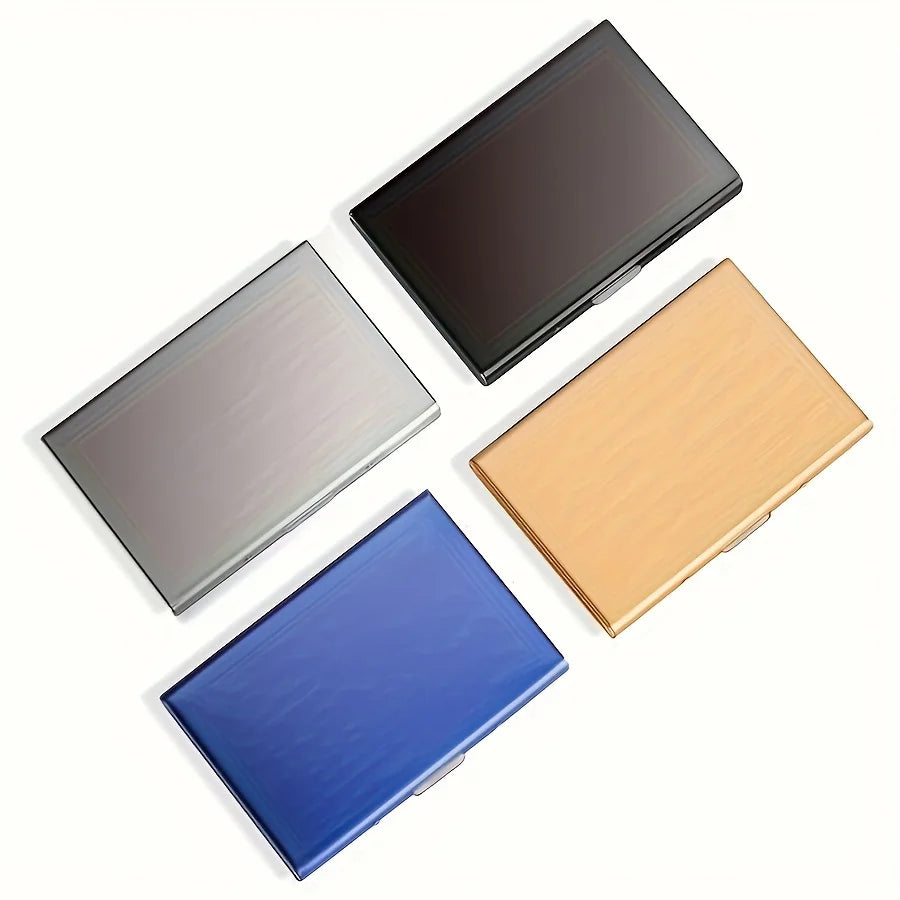 Drei Metall-RFID-Kreditkarten-Wallets in Silber, Gold und Blau diagonal auf weißem Hintergrund.