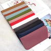 Colección de estuches para gafas de cuero PU en varios tonos de marrón, verde, rosa y azul, sobre fondo blanco.