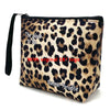 Bolsa cosmética de estampado de leopardo negro y marrón con correa negra.