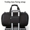 Une sangle de fixation noire pour chariot est attachée à un grand sac de sport.