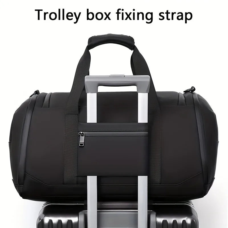 Une sangle de fixation noire pour chariot est attachée à un grand sac de sport.