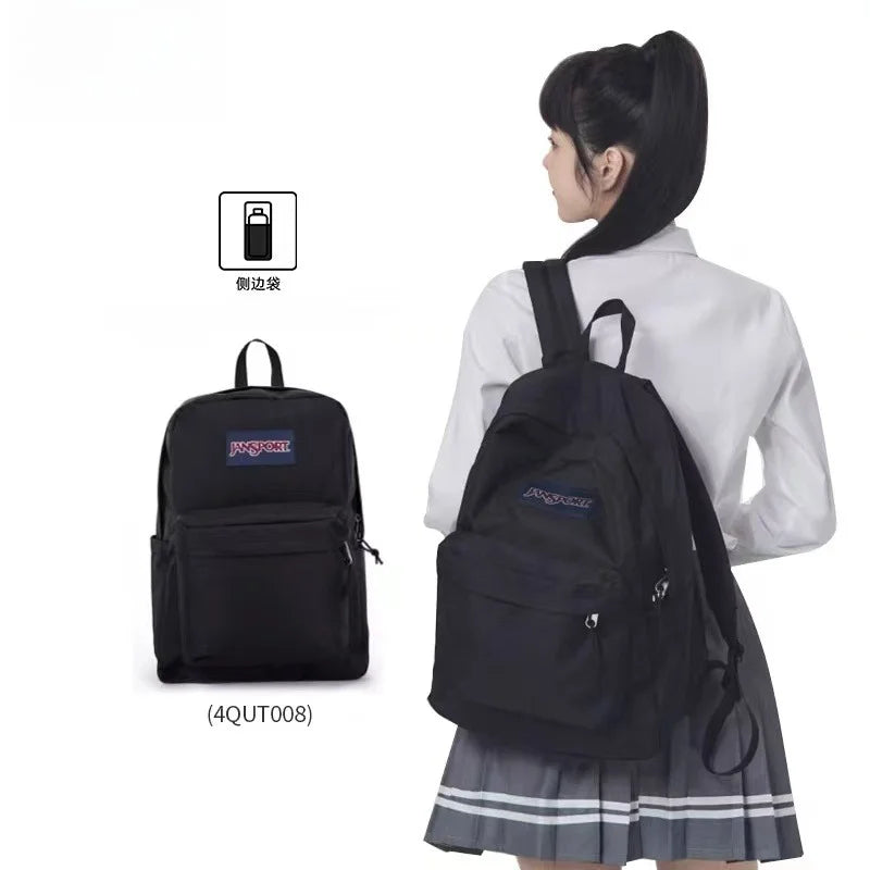Une femme porte un sac à dos noir, durable et unisexe, pour l'école ou les voyages.