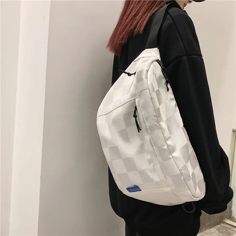 Ein weiß kariertes modisches Brusttasche wird an einem schwarzen Kleid getragen.