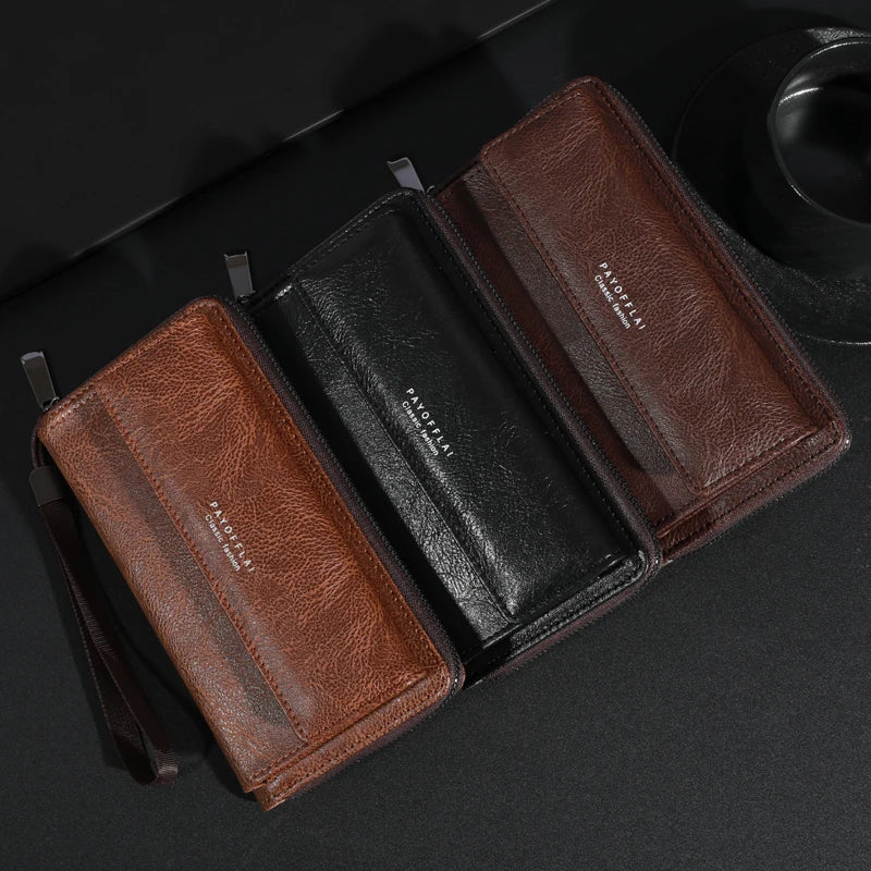 Portefeuille pochette à fermeture éclair en cuir marron pour homme, ouvert sur une surface sombre.