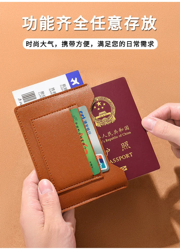 Portefeuille de voyage fin marron contenant un passeport et d'autres documents.