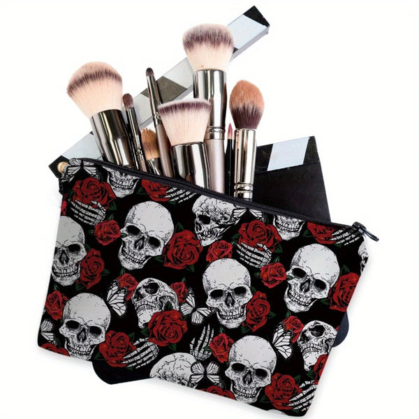 Schwarze Make-up-Tasche mit Muster aus roten Rosen und Totenköpfen, mit mehreren Make-up-Pinseln darin.