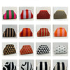Collection de sacs à main en crochet pour la plage, faits à la main, dans diverses couleurs et motifs.