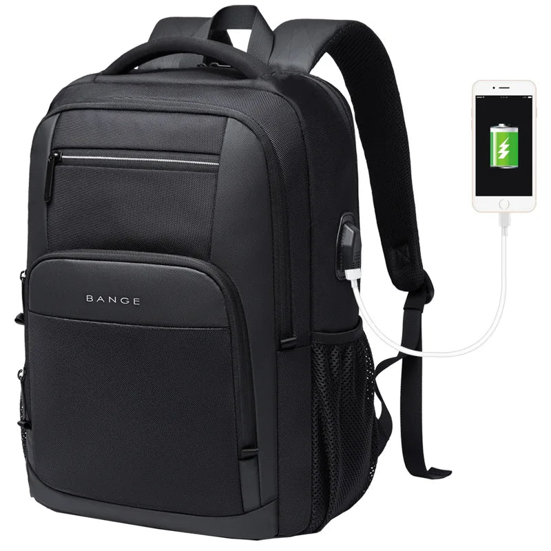 Schwarzer wasserdichter Rucksack für Reisen mit Laptop- und Ladekabeltasche.