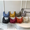 Darstellung von Damen-Nylon-Crossbody-Schultertaschen in verschiedenen Farben wie Blau, Gelb, Olivgrün, Grau, Schwarz und Bor