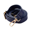 Sac à bandoulière en cuir bleu marine ajustable avec sangle enroulée et fermoir doré.