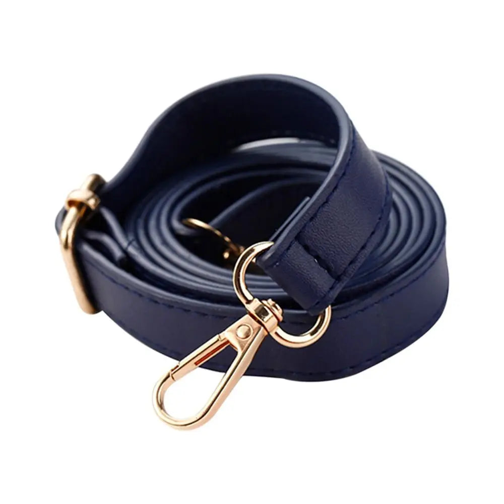 Sac à bandoulière en cuir bleu marine ajustable avec sangle enroulée et fermoir doré.