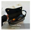 Bolso cruz de cuero negro estilo vintage, abierto mostrando su interior y capacidad.