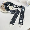 Foulard pour cheveux en soie à pois noir et blanc avec motif floral blanc