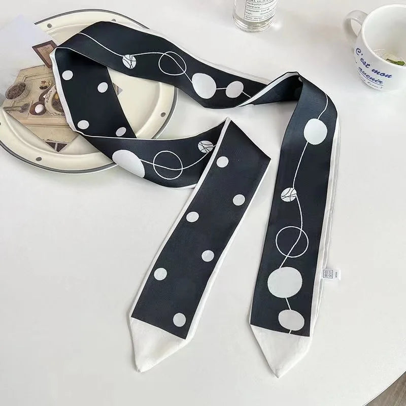 Foulard pour cheveux en soie à pois noir et blanc avec motif floral blanc