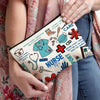 Beige Kosmetiktasche mit medizinischen und pflegerischen Symbolen auf der Hand einer Frau.