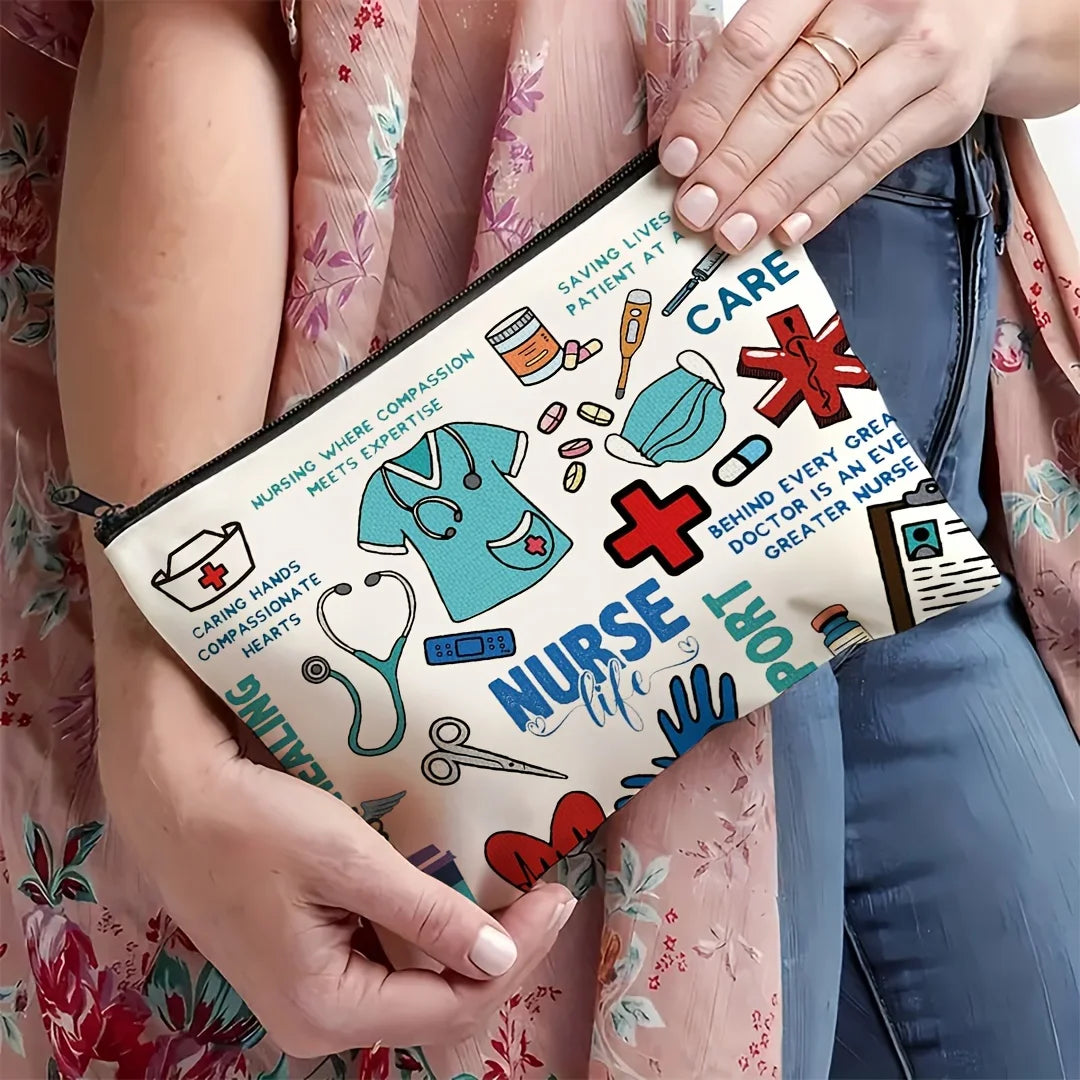 Beige Kosmetiktasche mit medizinischen und pflegerischen Symbolen auf der Hand einer Frau.