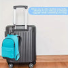 Valise noire à roulettes avec un sac à dos bleu suspendu.