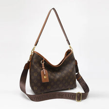 Sac bandoulière en cuir marron avec détails dorés et motif monogramme répétitif.