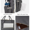 Verschiedene Ansichten einer grauen Mutterschaftswindel und Stilltasche mit Taschen, Papierbeutel und Innenfächern.