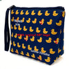 Bolsa cosmética azul marino con estampado de pato amarillo y el texto 'The place to be'