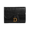 Porte-cartes en cuir noir, pochette avec détail initial doré.