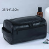 Schwarze Vintage-PU-Leder-Toiletry-Tasche mit Reißverschluss und Aufhänger auf weißem Untergrund