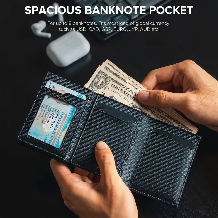 Eine Hand hält eine schwarze minimalistische Pop-up-Kreditkartentasche mit US-Dollar-Banknoten.