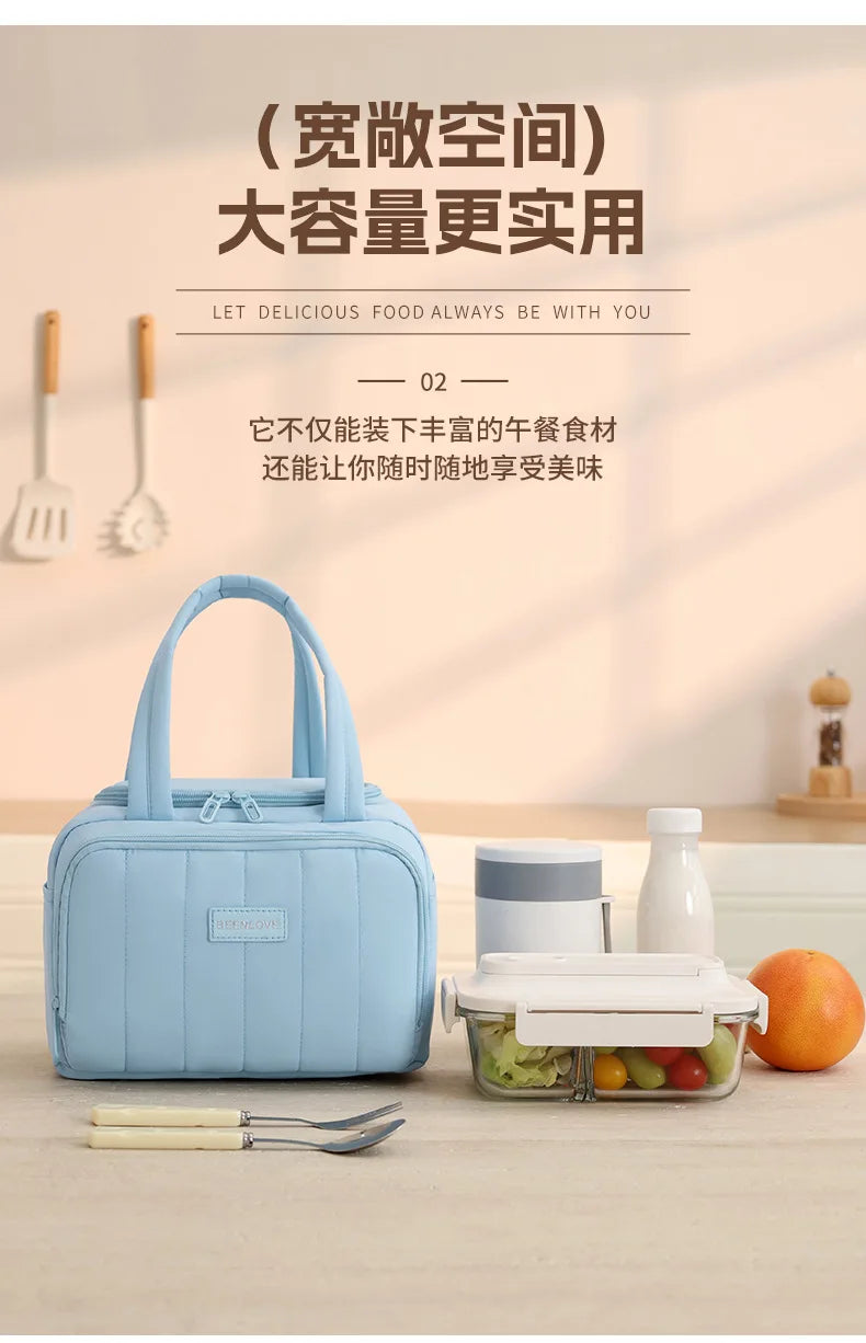 Una bolsa térmica acolchada azul claro junto a un recipiente de plástico transparente lleno de fruta fresca.
