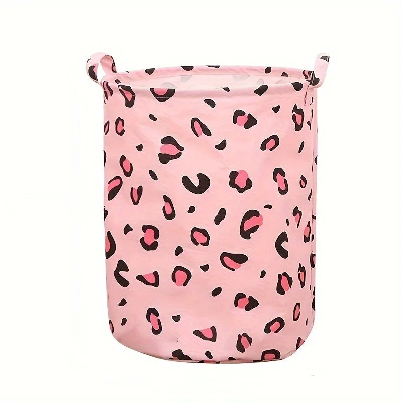 Panier à linge rose en tissu à motif léopard.