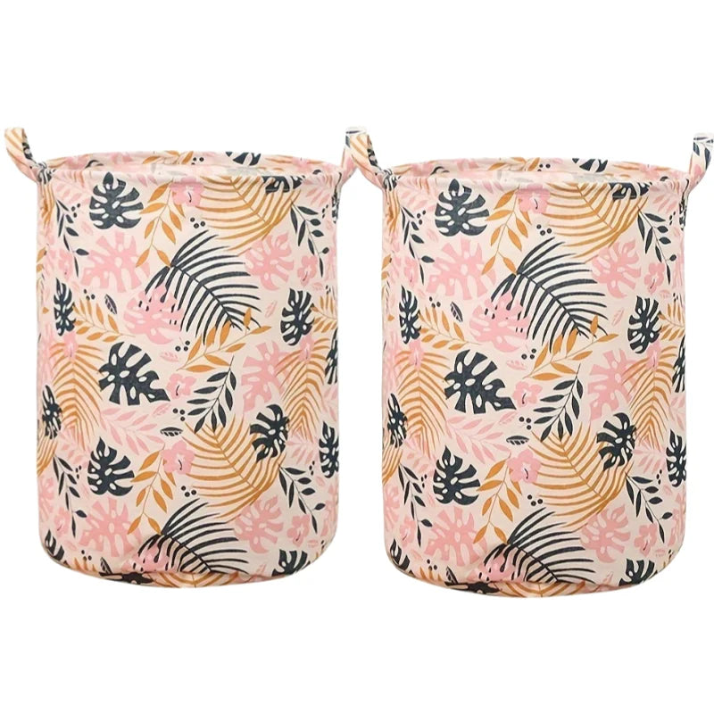 Deux paniers à linge en tissu roses avec un motif de feuille florale