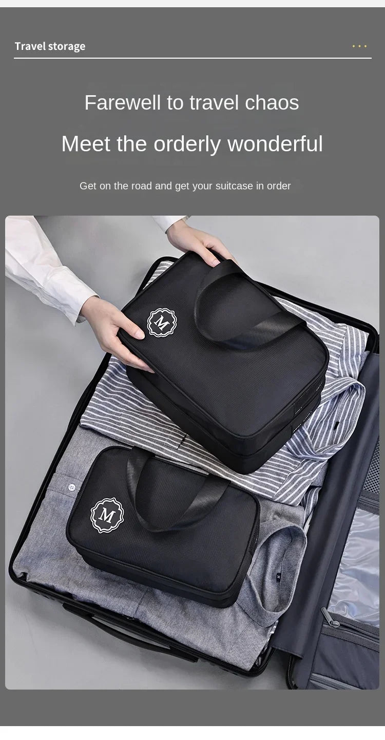 Schwarze Trocken-Nass-Make-up-Organizer-Tasche, offen, mit kleinerem passendem Beutel auf grau gestreiftem Stoff.