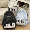 Collection de sacs à dos à motif pois et clavier de piano en noir, blanc et bleu clair.