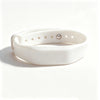 Bracelet silicone blanc avec anneau argenté et petits trous pour un dispositif de protection RFID.