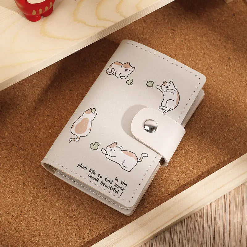 Helles beige Cartoon-Katze-ID-Karten-Wallet mit Linienkunst-Illustrationen von Katzen auf dem Cover.