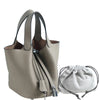 Beige Leder-Bucketbag mit Reißverschluss und passender Schnurtasche.