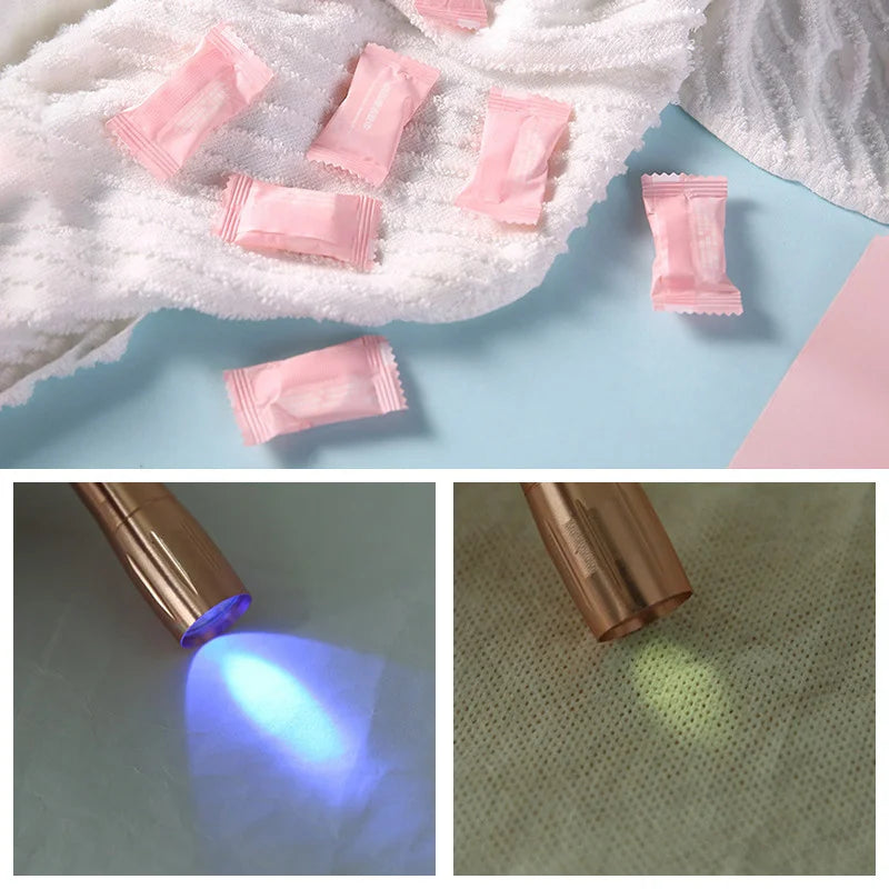 Serviettes faciales en coton compressé roses réutilisables sur une serviette blanche et à côté d'une source lumineuse.