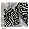 Schwarz-weißes Zebra-Print-Canvas-Crossbody-Taschen, präsentiert auf einer Glasoberfläche.