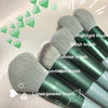 Colección de 13 brochas de maquillaje profesionales, incluyendo para iluminar, rubor, contorno, base y polvo suelto.