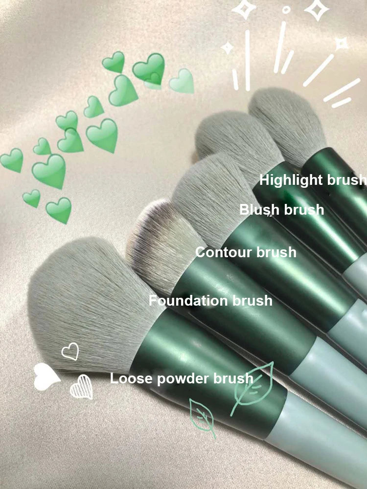 Colección de 13 brochas de maquillaje profesionales, incluyendo para iluminar, rubor, contorno, base y polvo suelto.