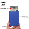 Cartera delgada azul RFID que sostiene varias tarjetas, con una tarjeta saliendo.