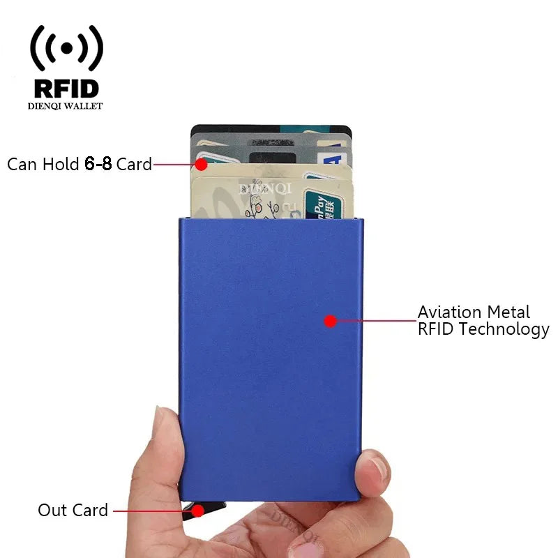 Cartera delgada azul RFID que sostiene varias tarjetas, con una tarjeta saliendo.