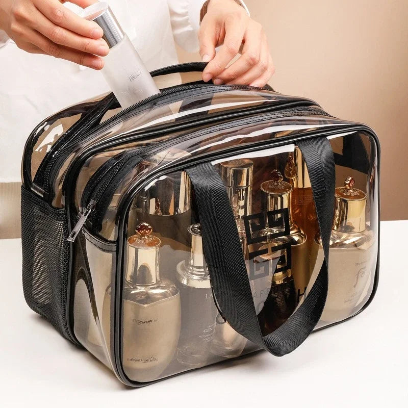Una bolsa reutilizable transparente para lavar, que contiene varias botellas de vidrio y artículos de tocador.