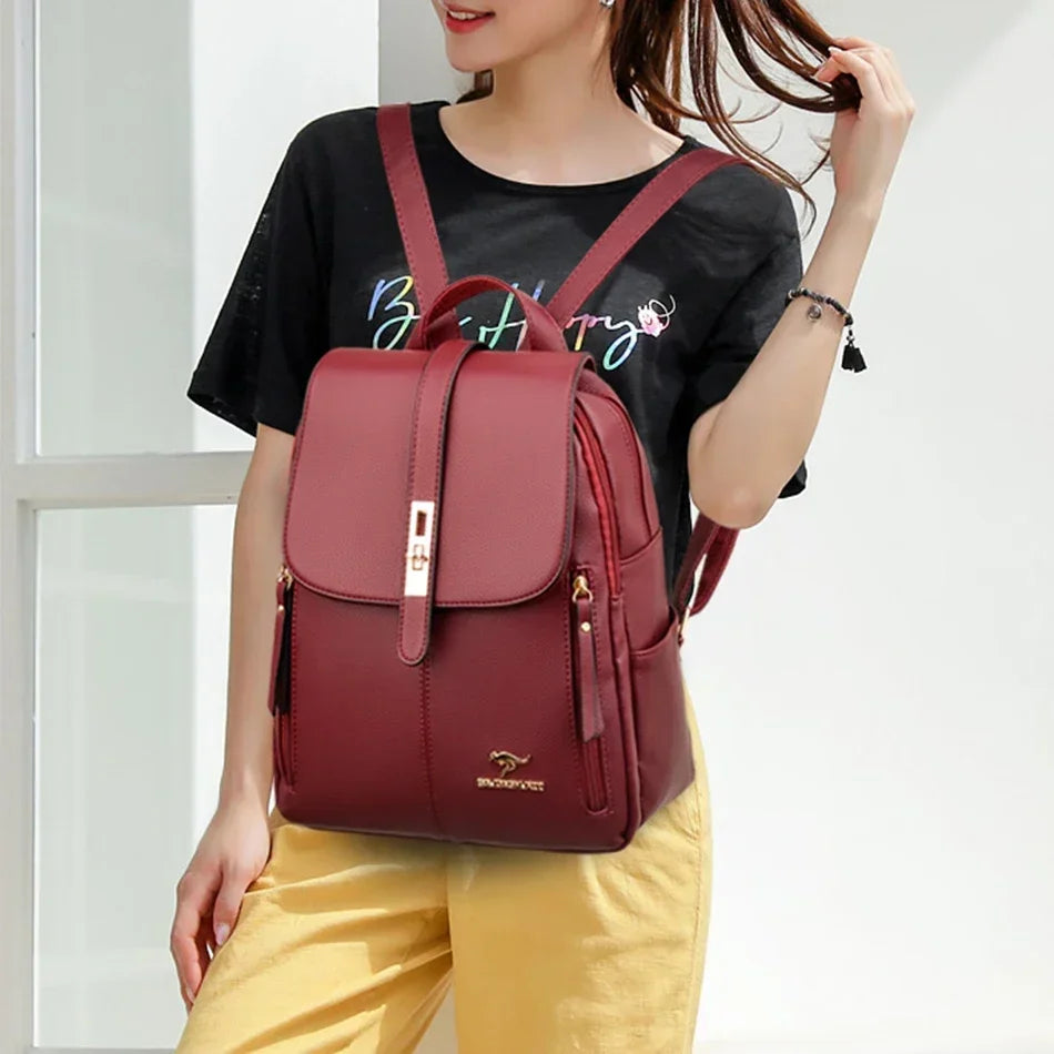 Une femme porte un sac à dos en cuir microfibre marron vintage marron foncé sur un haut noir et un pantalon jaune.