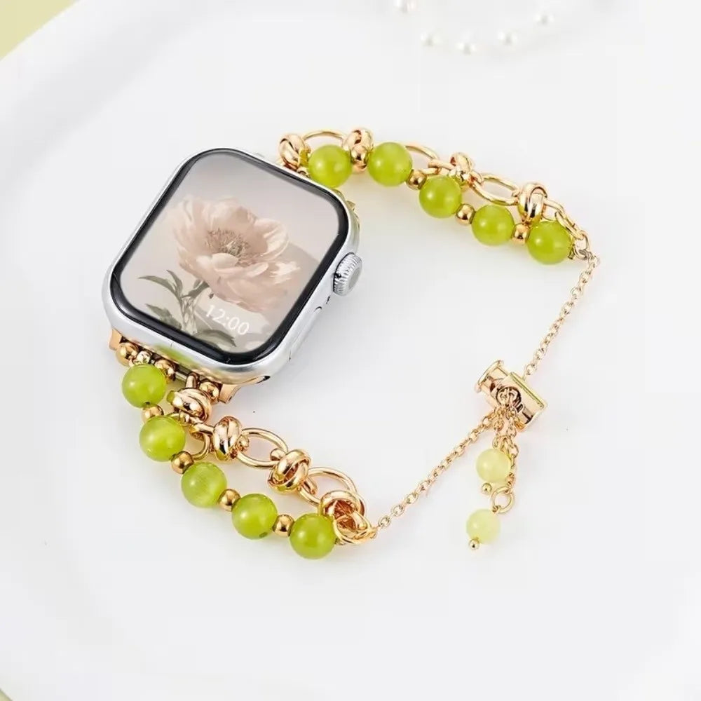 Goldfarbener verstellbarer Metallarmband mit hellgrünen Kristallperlen und einer quadratischen Smartwatch.