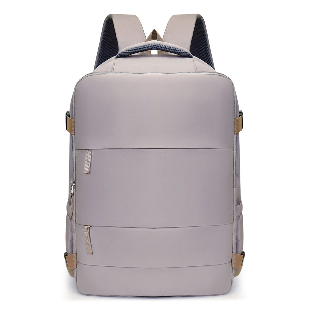 Helles graues Reise-Boarding-Rucksack mit schwarzen Akzenten und braunen Trägern.