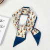 Foulard floral en soie avec fond crème et motifs floraux orange et bleu.