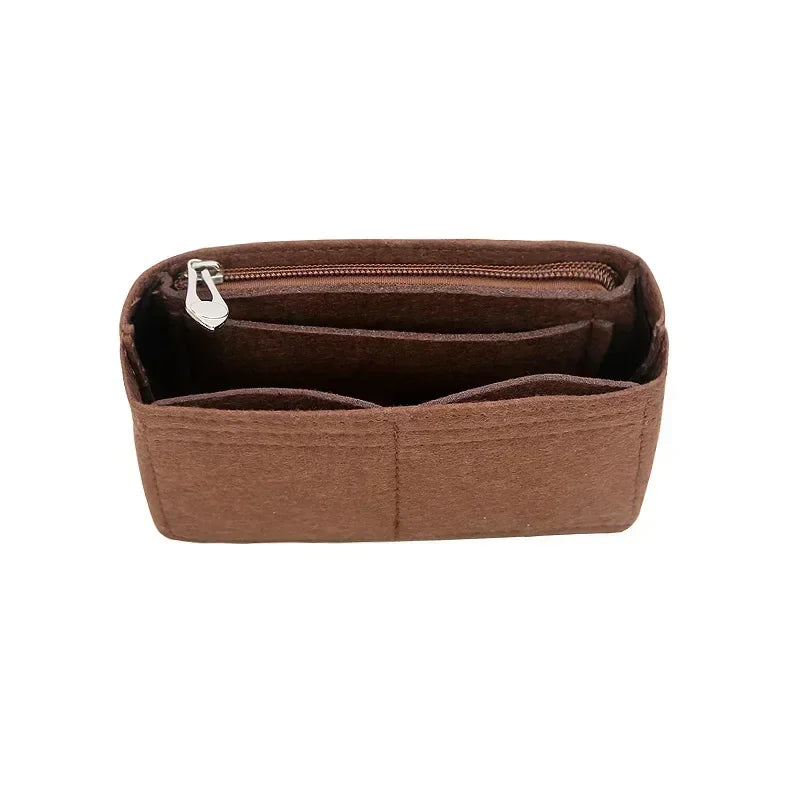 Organisateur de sac en tissu marron avec fermeture éclair, montré ouvert.