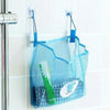 Bolsa de malla azul para juguetes de baño colgada en un gancho junto a un grifo.
