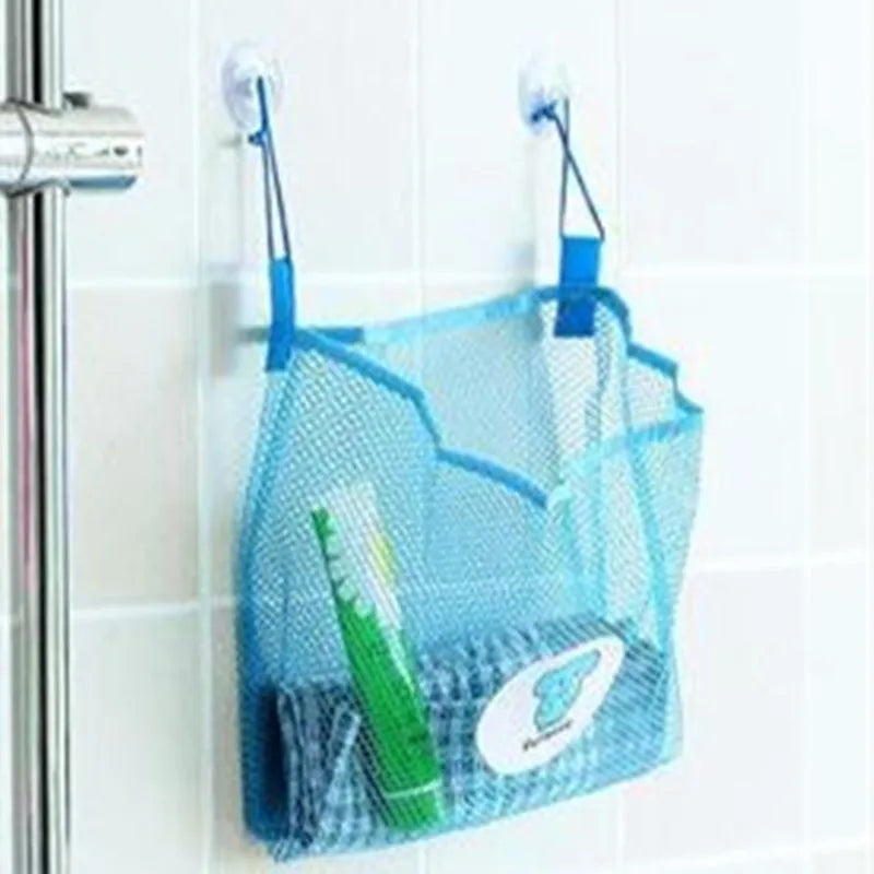 Bolsa de malla azul para juguetes de baño colgada en un gancho junto a un grifo.